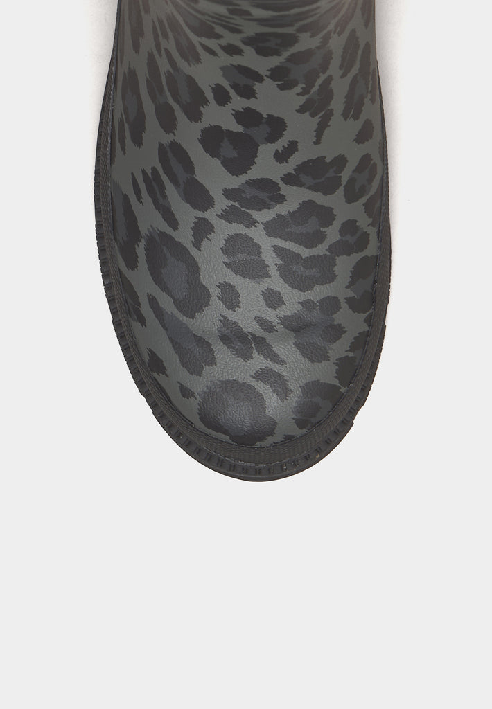 Front view of Verbenas Lina Mate Combi 90945 Black Leopard boots ready for wet-weather statement style.